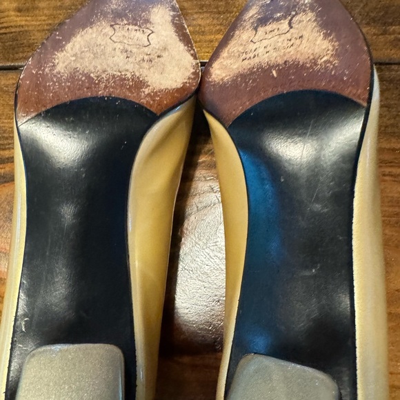 STUART WEITZMAN~pearly gold patent leather~MID-HEEL SHINY GOLD PUMP SHOES 7.5N - Picture 9 of 11